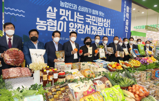 이성희 농협중앙회장(왼쪽에서 여섯번째)과 이학구(왼쪽에서 네번째) 한국후계농업경인중앙연합회이 7일 오후 서울 서초구 농협유통 양재점에서 열린 '국민과 함께하는 따뜻한 동행' 상생사업 추진 기념 행사에서 농협 관계자들과 함께 기념촬영을 하고 있다. <연합뉴스>